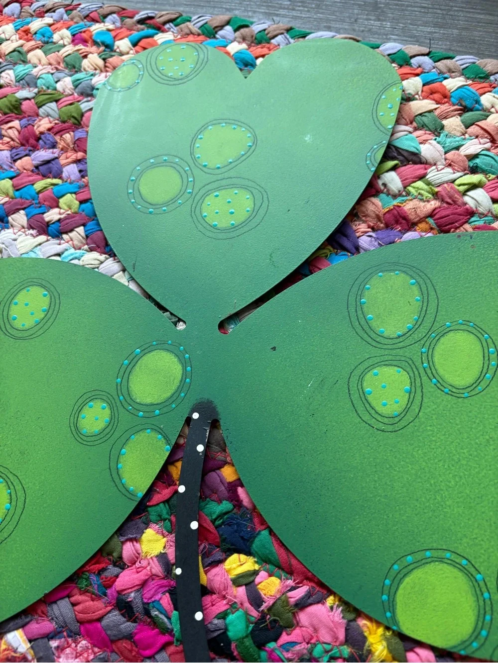 ROEDA 16 INCH HAND-PAINTED METAL SHAMROCK CLOVER DOOR WREATH MAGNET